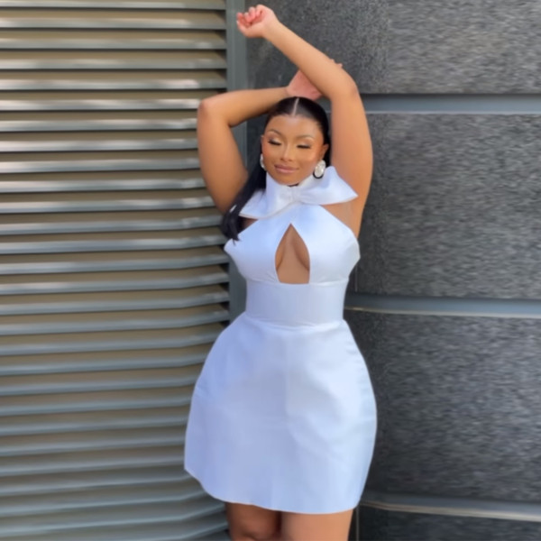 Sleeveless solid color short cut buttock wrapped hollow bow dress