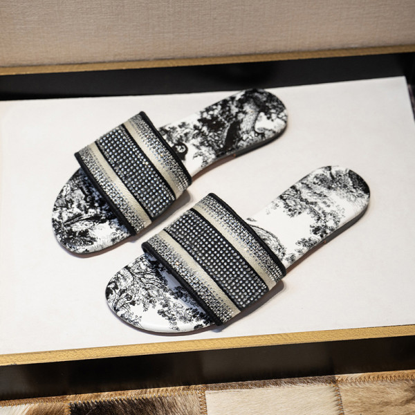 Letter rhinestone flat bottomed flip flops