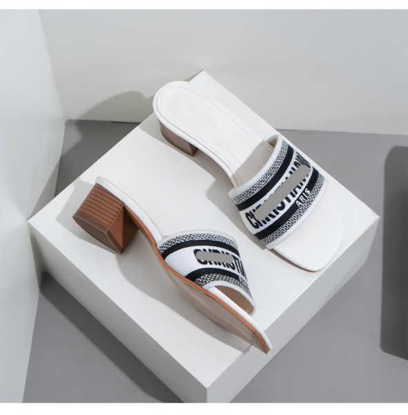 Letter embroidered low heel slippers
