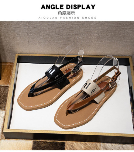 Pinch toe flat sandals