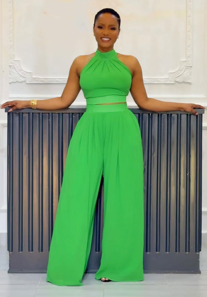 Two piece set of pleated sleeveless high waisted top and wide leg pants