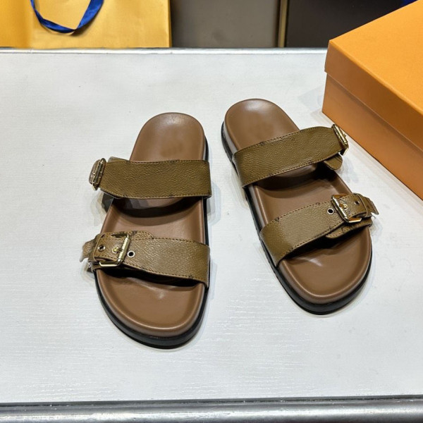 Anti slip thick soled sandals for wearing flat bottomed sandals on the outside