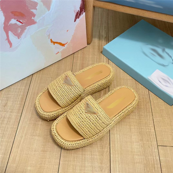 Wearing thick soled triangular woven slippers on the outside of flat slippers