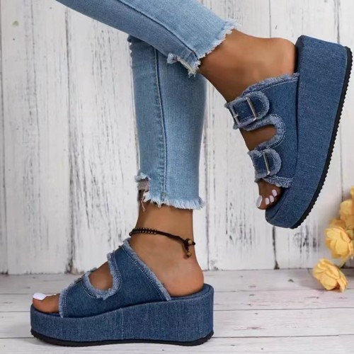 Large sized crinkle and denim double breasted sandals with one foot kick