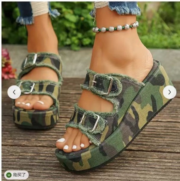 Large sized crinkle and denim double breasted sandals with one foot kick
