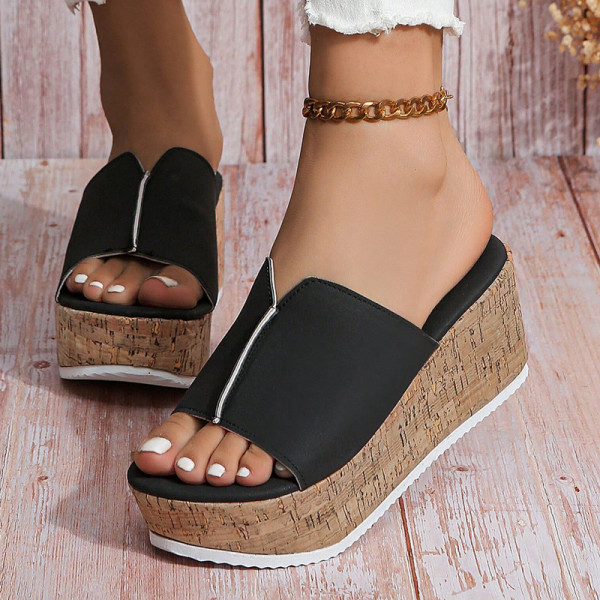 Large size one-piece slippers with wide edges and thick soles