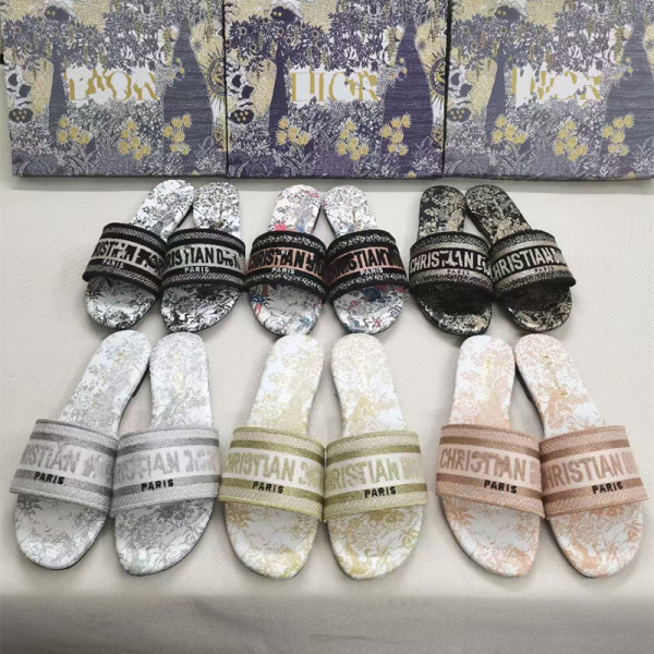 Wearing flat slippers with a straight line on the outside