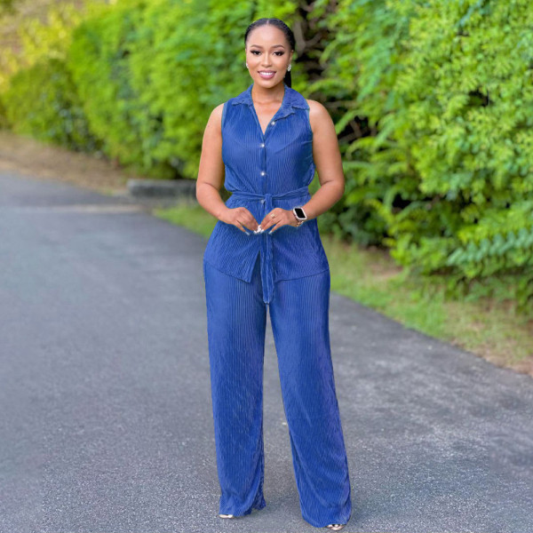Sleeveless pleated suit