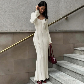 Long sleeved U-neck solid color woolen long skirt