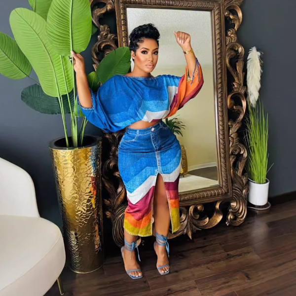 Two piece set of one-piece neck printed bat sleeve top with split skirt