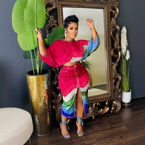 Two piece set of one-piece neck printed bat sleeve top with split skirt