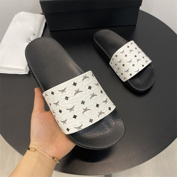 Letter printed slippers for couples to wear on the outside