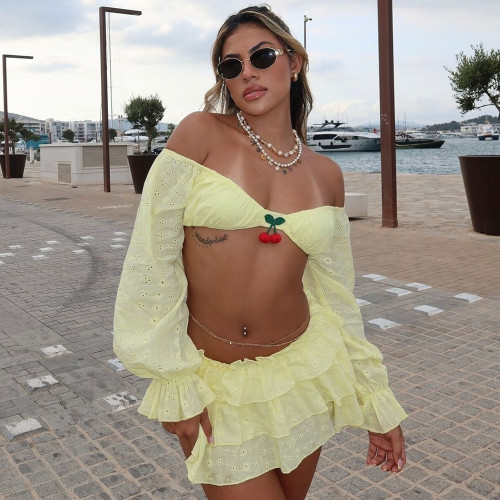 Three dimensional decorative mini skirt set with exposed navel