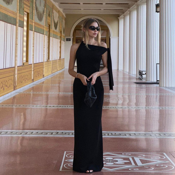 Slanted shoulder sleeveless hip hugging dress