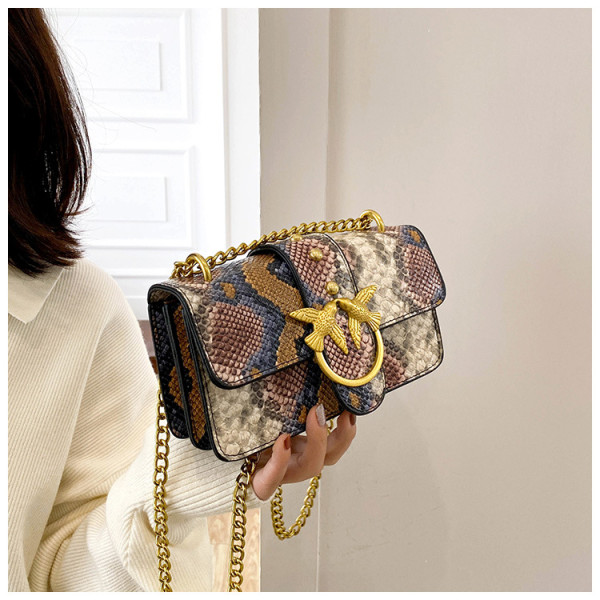 Contrasting snake patterned chain, armpit, shoulder, crossbody