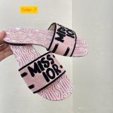 Wearing sheepskin printed letters on the beach, one character cooldown