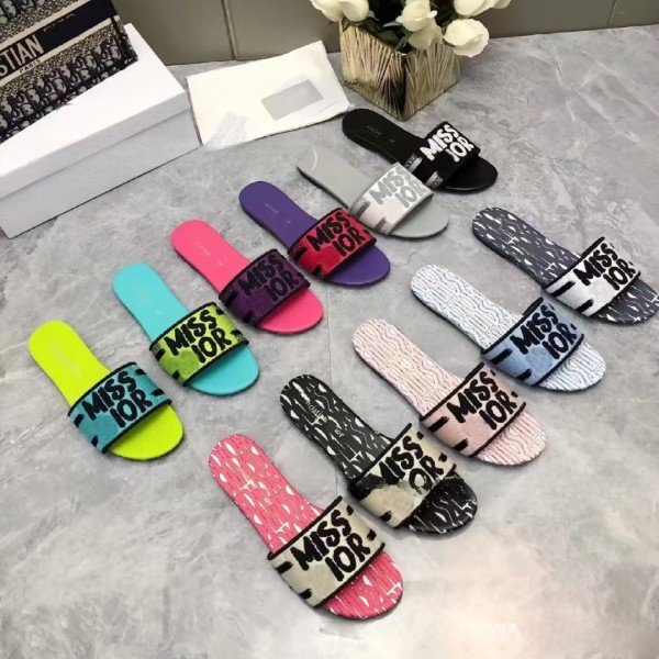 Wearing sheepskin printed letters on the beach, one character cooldown