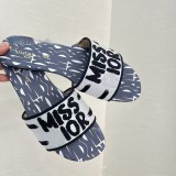 Wearing sheepskin printed letters on the beach, one character cooldown