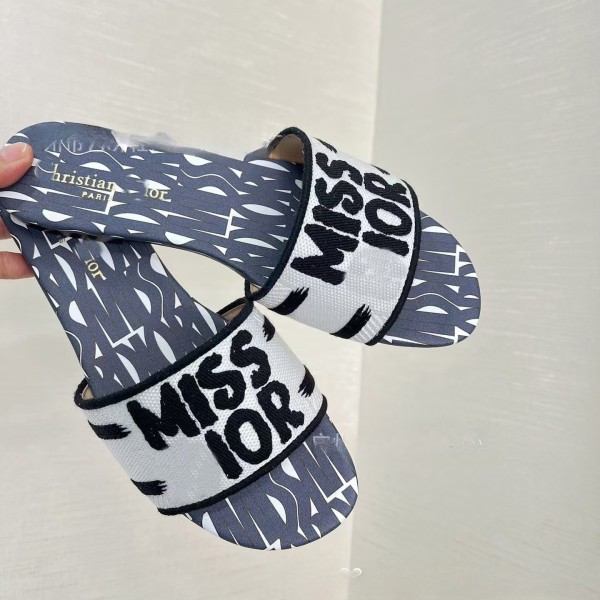 Wearing sheepskin printed letters on the beach, one character cooldown