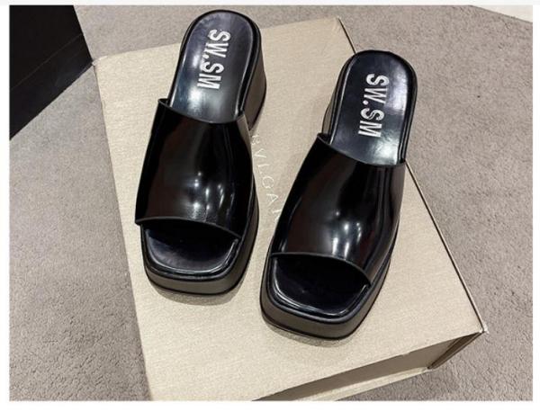 Thick soled high-heeled slippers with sponge bottom and a straight square toe slipper