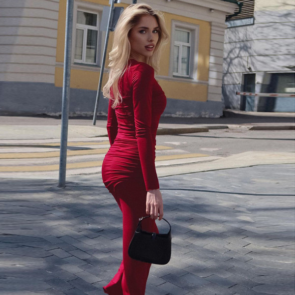 Round neck long sleeved dress with pleats, wrapped buttocks, solid color long skirt