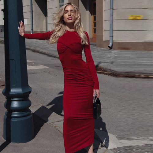 Round neck long sleeved dress with pleats, wrapped buttocks, solid color long skirt