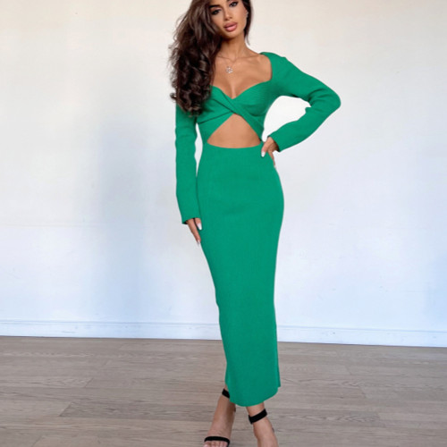 Wear long sleeved knitted dresses in front and back