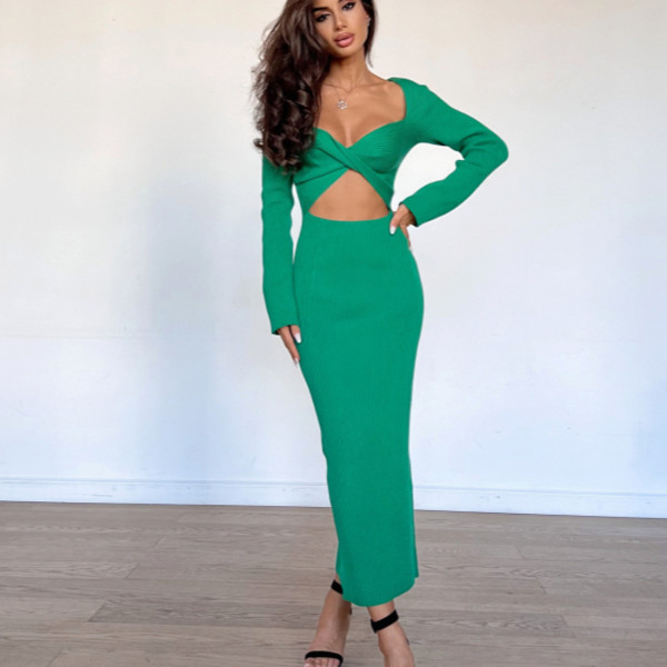 Wear long sleeved knitted dresses in front and back
