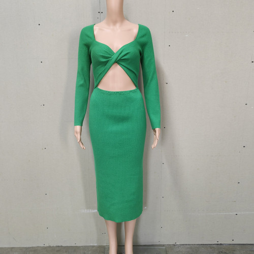 Wear long sleeved knitted dresses in front and back