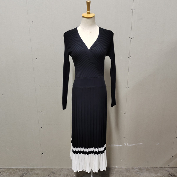 Cross V-neck knitted dress, medium length pleated skirt