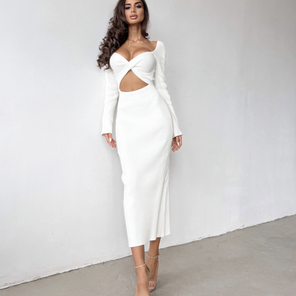 Wear long sleeved knitted dresses in front and back
