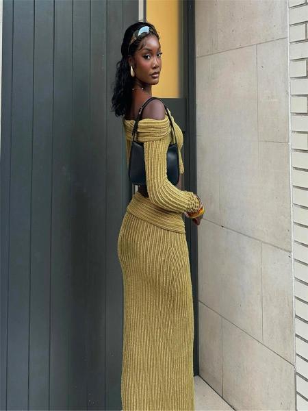 One shoulder long sleeved striped skirt set with exposed navel