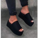 Thick bottomed sponge cake and straight sandals