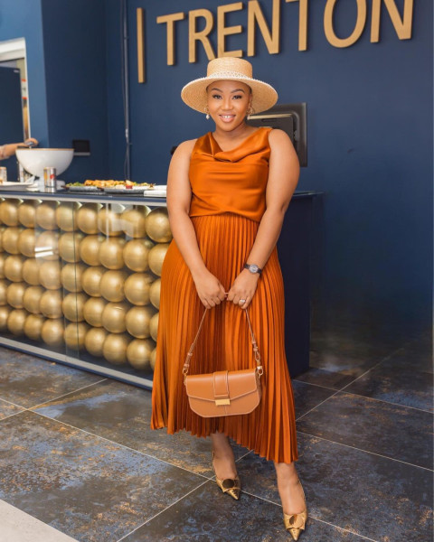 Solid color sleeveless top pleated skirt set