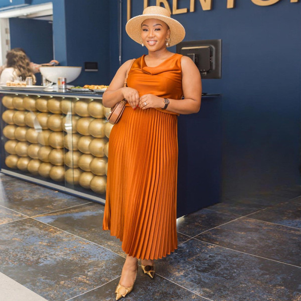 Solid color sleeveless top pleated skirt set