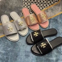 Flat bottomed slippers with diamond rim and straight string Flat bottomed slippers with diamond rim and straight string