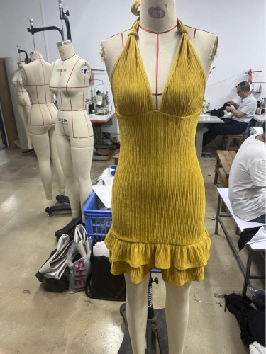 Hanging neck low cut solid color hip hugging dress