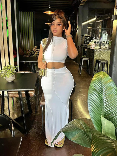 Open navel short sleeved top, tight fitting hip hugging long skirt two-piece set
