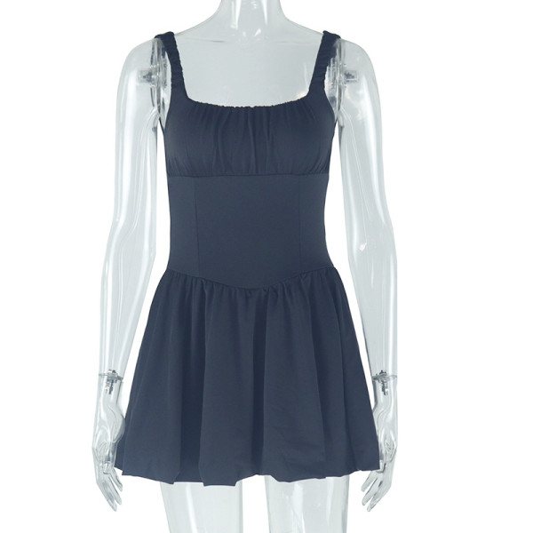 Solid color dress with suspender and sleeveless backless skirt