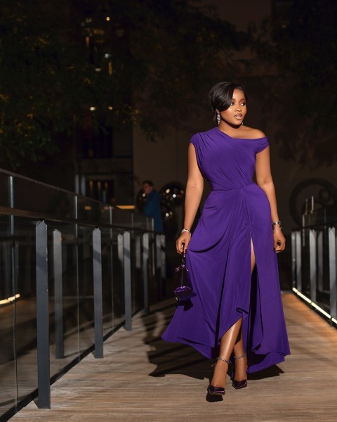 Women's dress with shoulder baring and waist cinching dress
