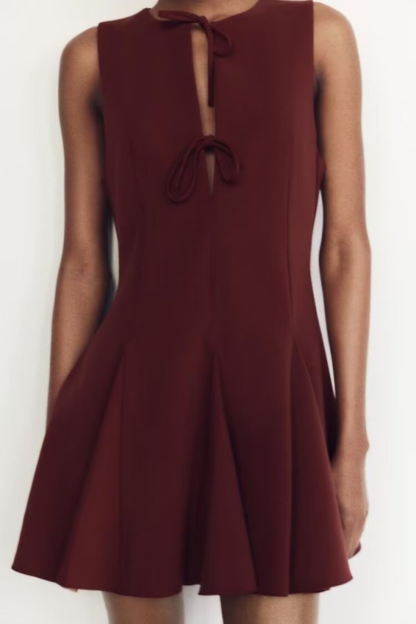 Bow shaped sleeveless dress