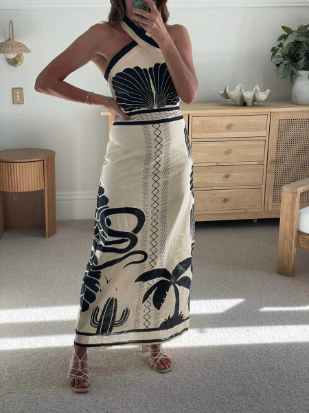 Slim fit neck tied long skirt