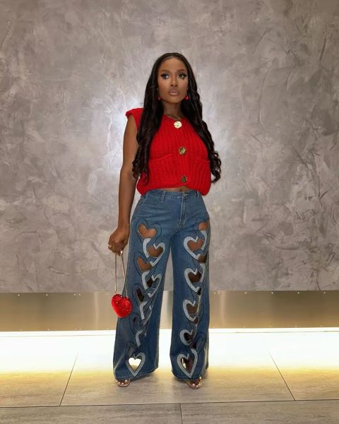 Elastic jeans with hollowed out embroidery and heart-shaped straight leg pants