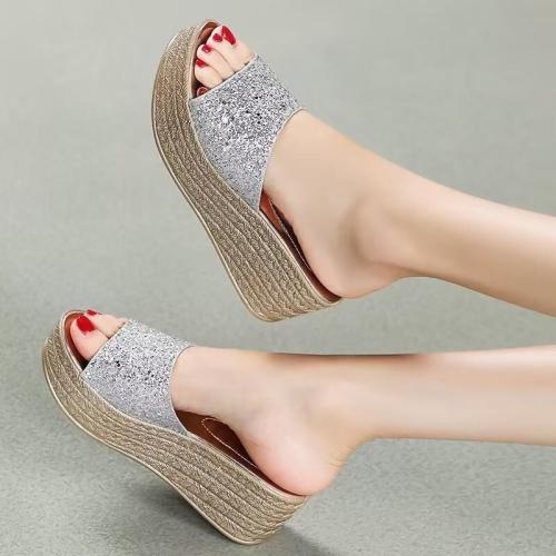 Wearing flat heeled, thick soled sponge shoes with glitter sandals for outdoor wear