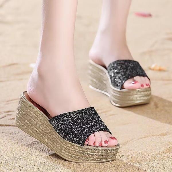 Wearing flat heeled, thick soled sponge shoes with glitter sandals for outdoor wear