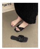 Ladies' flip flops with flat bottom and straight line