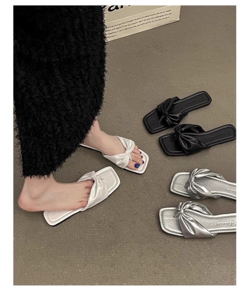 Ladies' flip flops with flat bottom and straight line