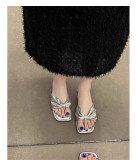 Ladies' flip flops with flat bottom and straight line