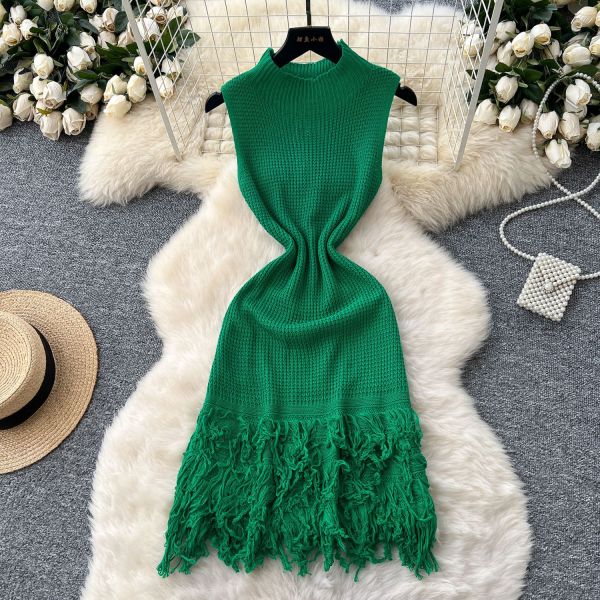 Sleeveless knitted fringed dress