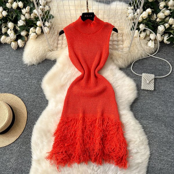 Sleeveless knitted fringed dress
